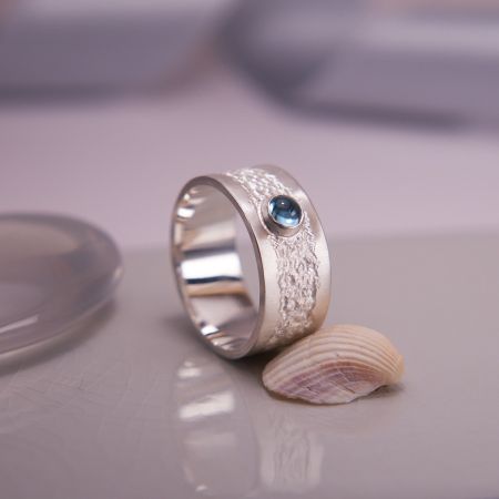 Silber Ring mit Blautopas Cabochon Swiss Blue